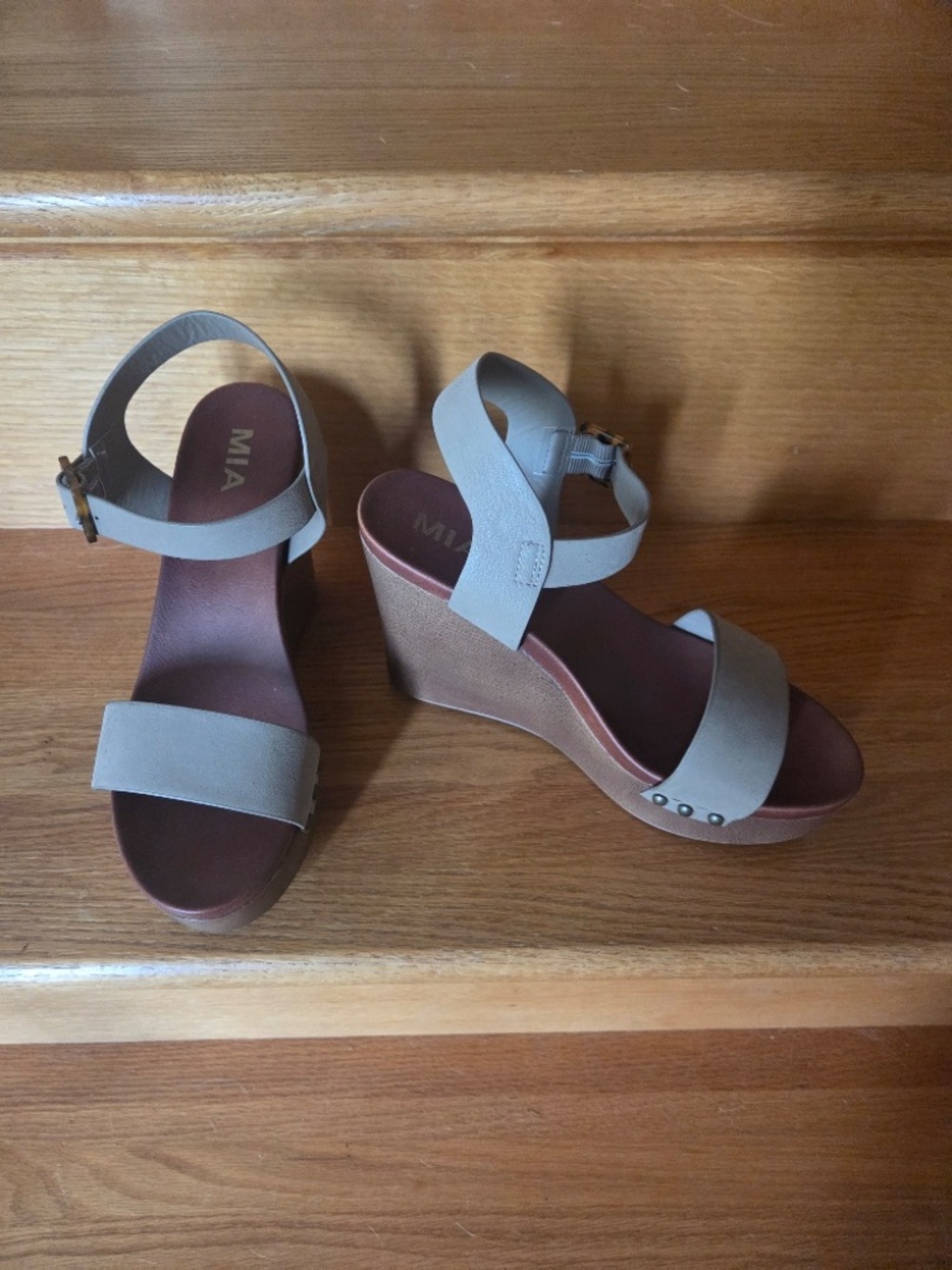 Womens NWOT MIA Tan Sandals Size 7-1/2